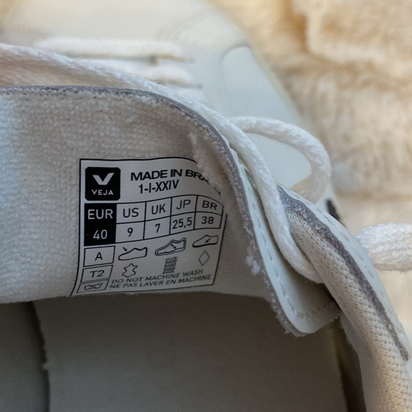 Veja Women’s White Sneakers with Black Accents LIKE NEW CONDITION!! - Picture 2 of 8